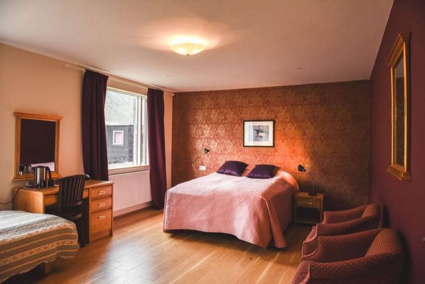 Ein Hotelzimmer mit einem Bett und einem Stuhl