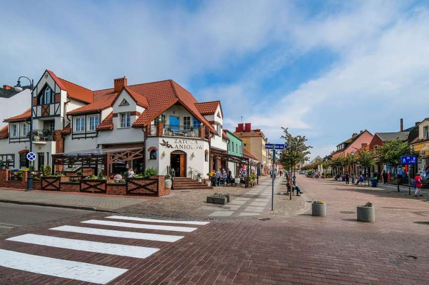 Eine Stadtstraße mit einem Restaurant namens Zatoka aniolow