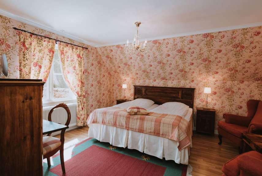 Ein Schlafzimmer mit einem Bett und einem Stuhl