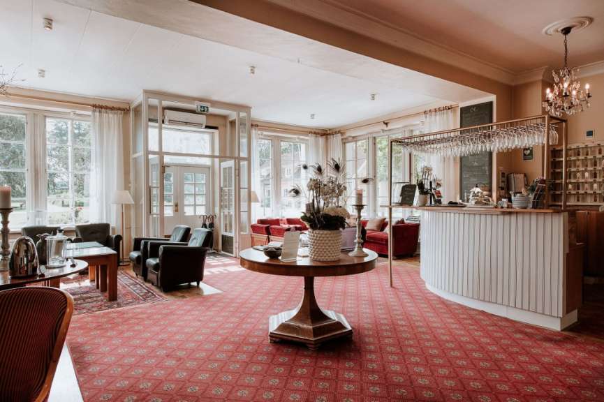 Ein Wohnzimmer mit einem Tisch und Stühlen und einer Bar
