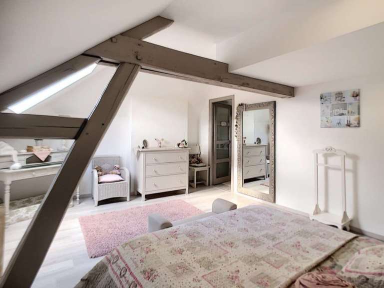 Ein Schlafzimmer mit einem Bett und einem Spiegel