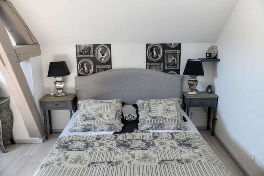 Ein Schlafzimmer mit einem Bett und zwei Nachttischen
