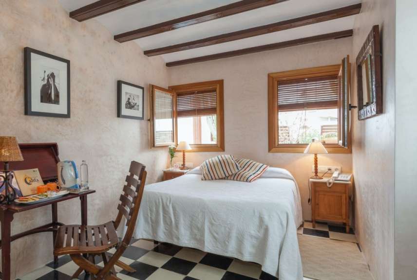 Ein kleines Schlafzimmer mit einem Bett und einem Stuhl