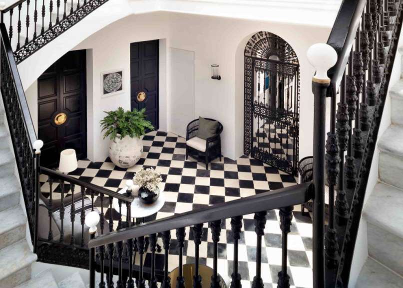 Eine schwarz-weiß karierte Treppe in einem Haus
