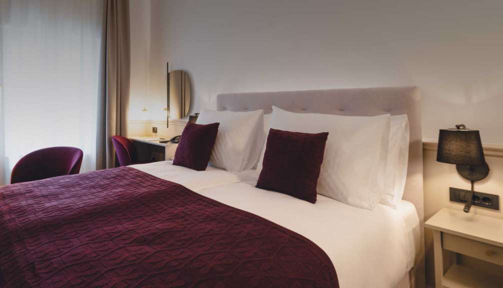 Ein Hotelzimmer mit einem Bett und einem Schreibtisch