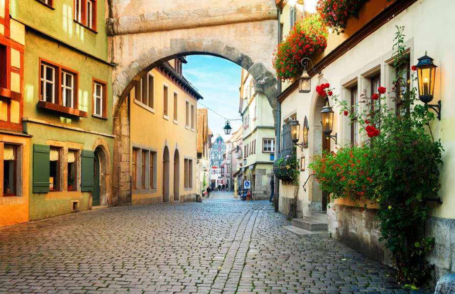 Eine Straße mit einem Bogen, der zwischen zwei Gebäuden führt