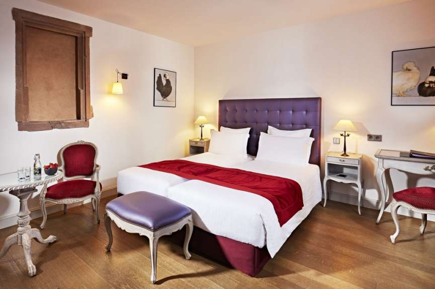 Ein Hotelzimmer mit einem Bett und einem Tisch