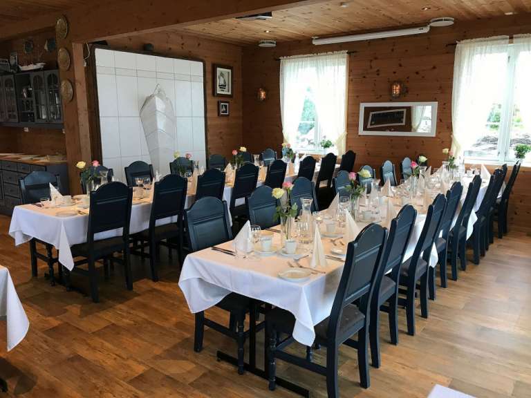 Eine lange Reihe von Tischen und Stühlen in einem Restaurant