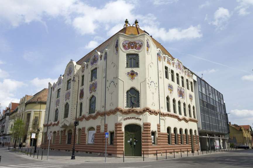 Ein großes Gebäude mit der Aufschrift cityparkplatz darauf
