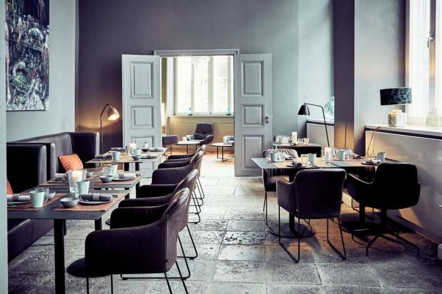Ein Esszimmer mit vielen Tischen und Stühlen