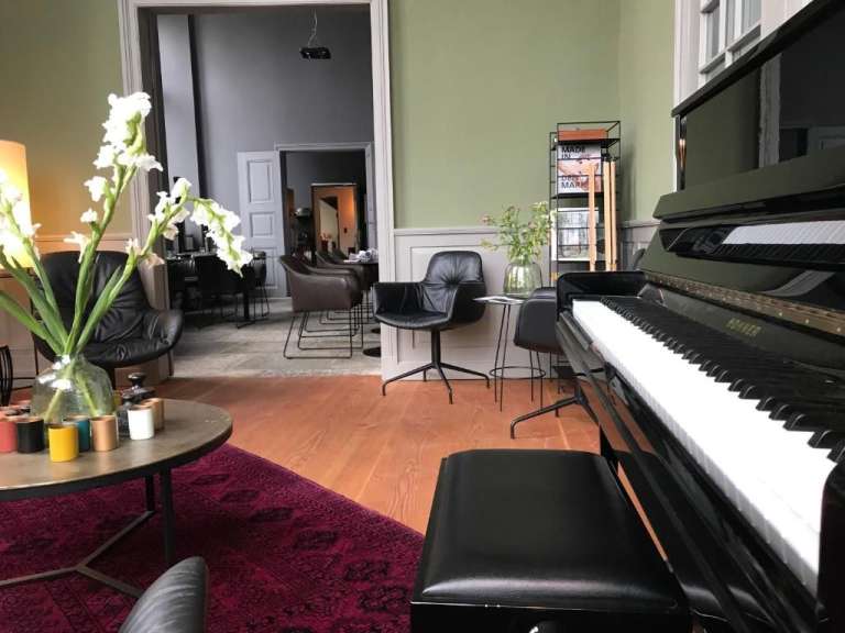 Ein hohner-Klavier steht in einem Wohnzimmer