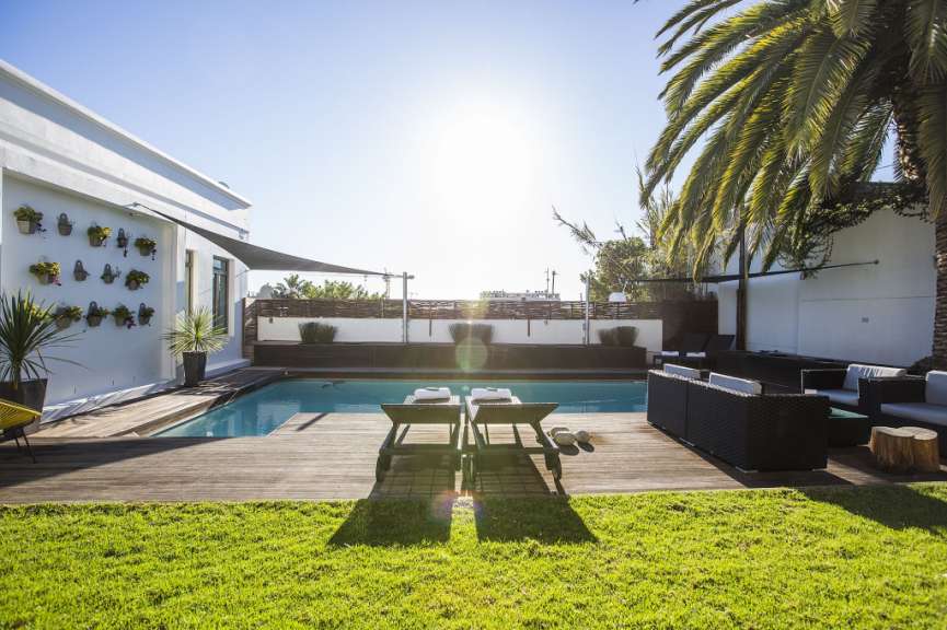 Ein großer Swimmingpool im hinteren Garten eines Hauses