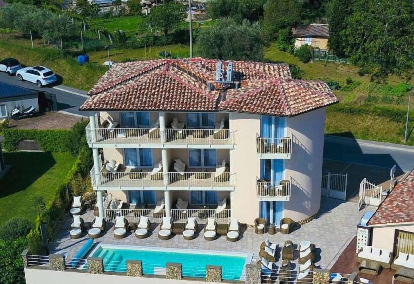 Ein großes Gebäude mit einem Pool und vielen Balkonen