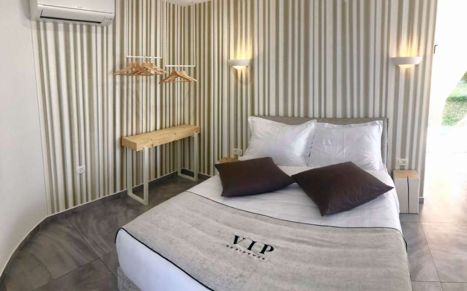 Ein Schlafzimmer mit einem Bett und einer Decke mit der Aufschrift vip residence