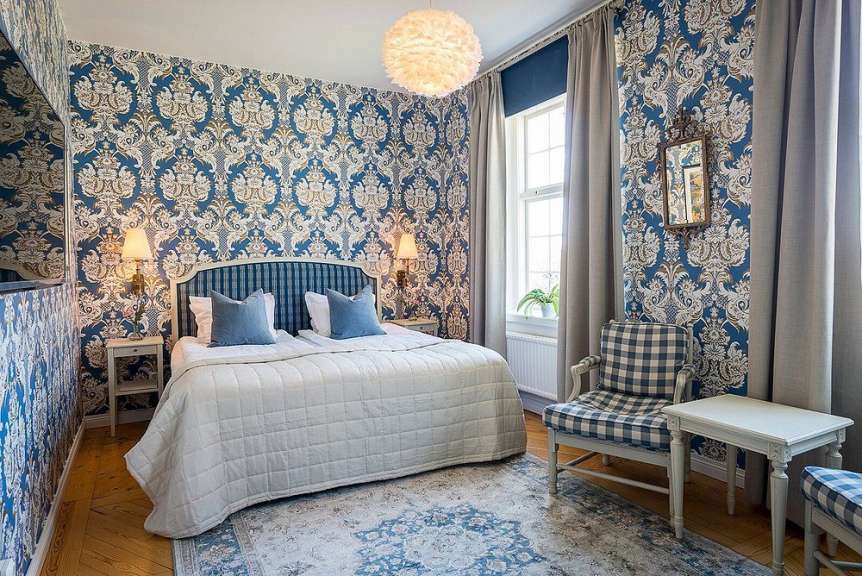 Ein Schlafzimmer mit einem Bett und einem Stuhl