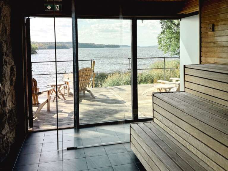 Eine Sauna mit einem Blick auf einen See