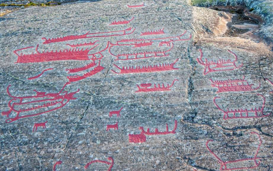 Eine Reihe von roten Schiffen auf einem Felsen