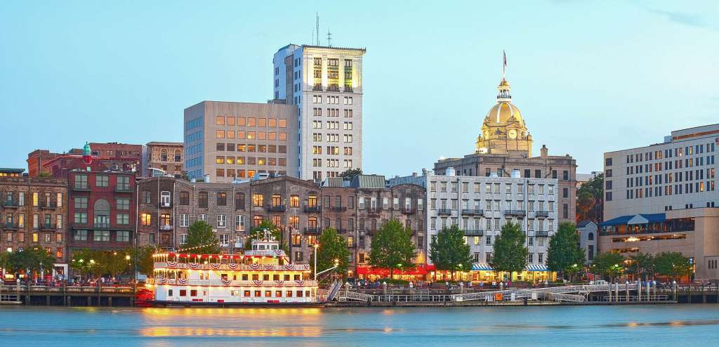 Ein Boot schwimmt in einem Fluss in der Nähe von Gebäuden