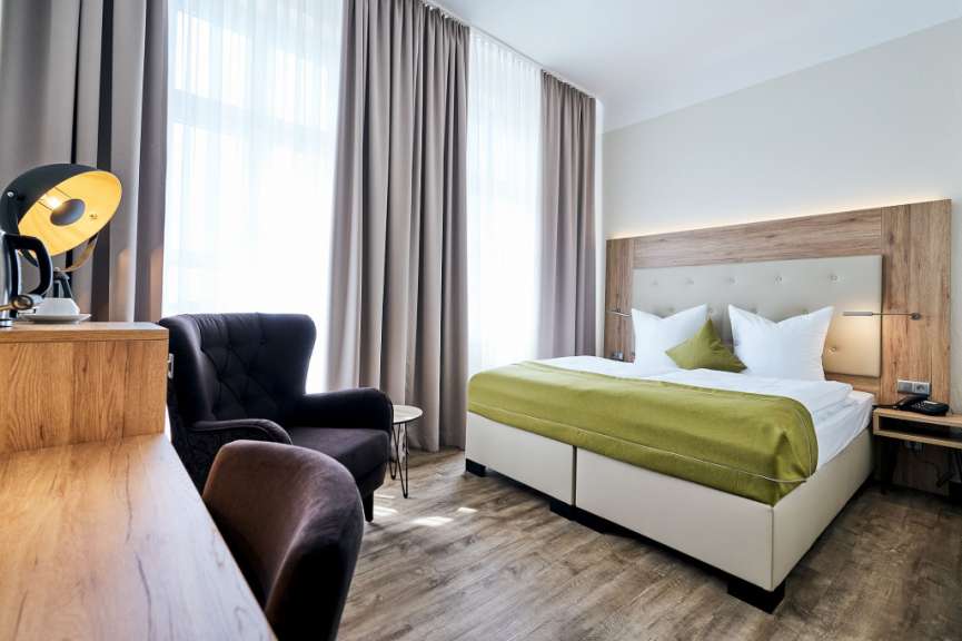 Ein Hotelzimmer mit einem Bett und einem Stuhl