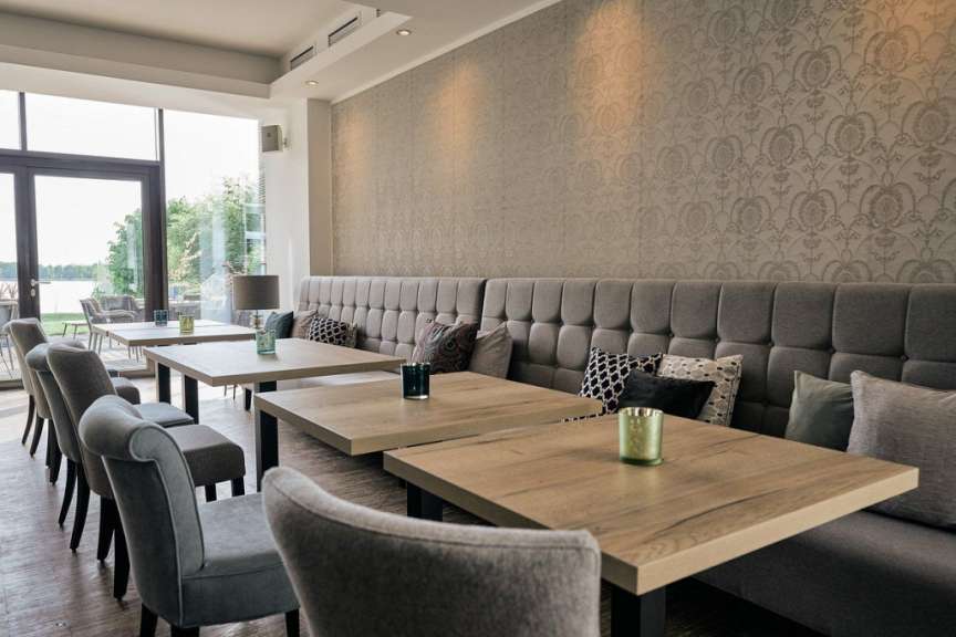 Ein Esszimmer mit vielen Tischen und Stühlen