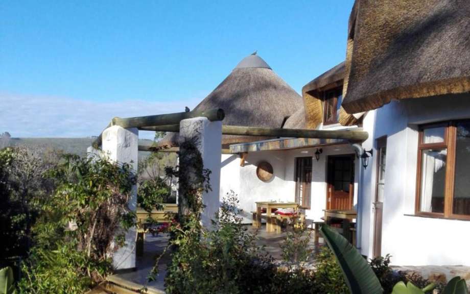 Ein weißes Haus mit Strohdach und einem Tisch darauf