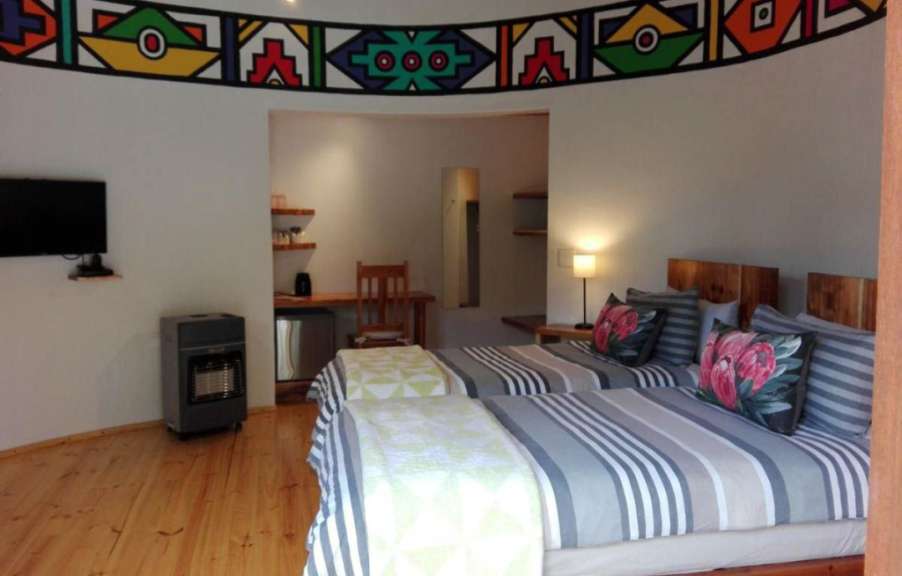 Ein Schlafzimmer mit zwei Betten und einem Fernseher