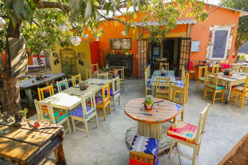 Ein Restaurant mit bunten Tischen und Stühlen