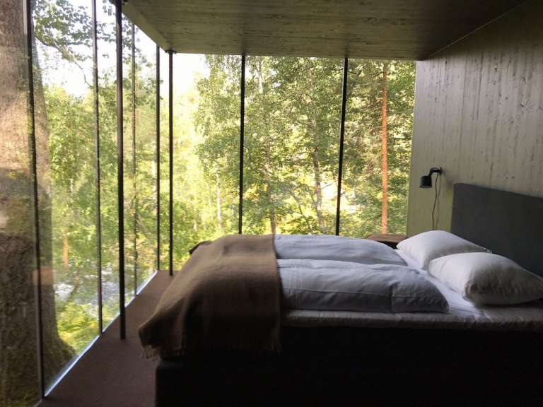 Ein Schlafzimmer mit einem Bett und einem großen Fenster