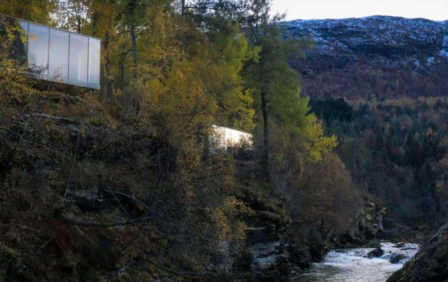 Ein Fluss, der durch einen Wald fließt