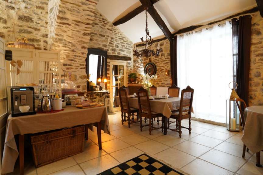 Ein Esszimmer mit einem Tisch und Stühlen und einer Kaffeemaschine