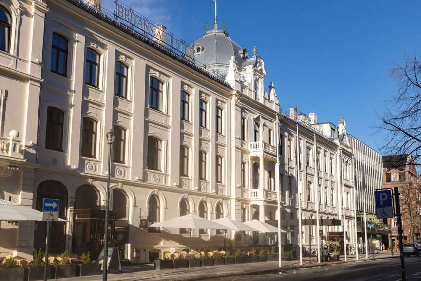 Ein großes Gebäude mit der Aufschrift britain darauf