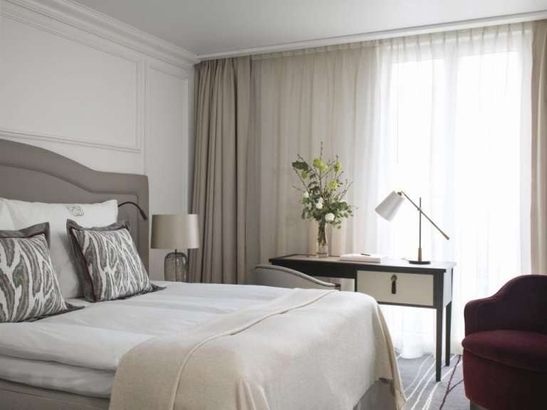 Ein Hotelzimmer mit einem Bett und einem Stuhl