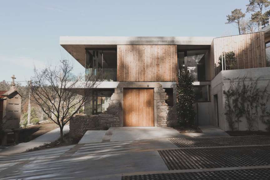 Ein Haus mit einer Holztür und einem Steineingang