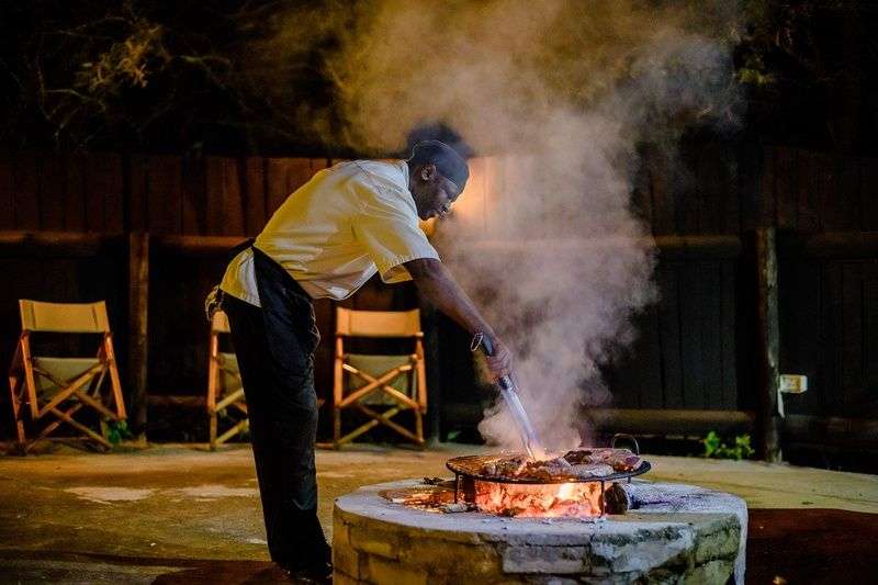 Ein Mann bereitet Essen auf einem Grill vor