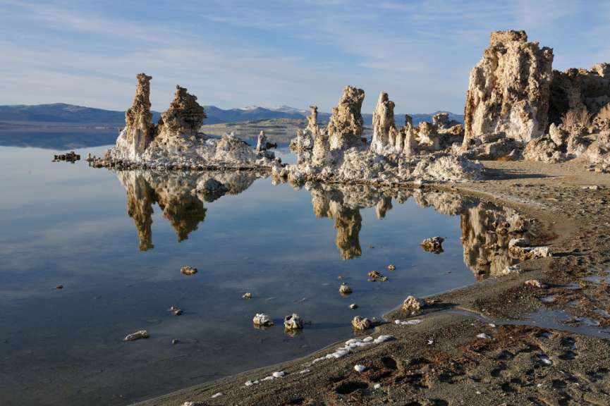 Ein See mit Felsformationen im Wasser