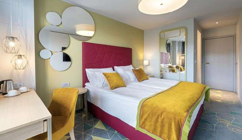 Ein Hotelzimmer mit einem Bett und einem Schreibtisch