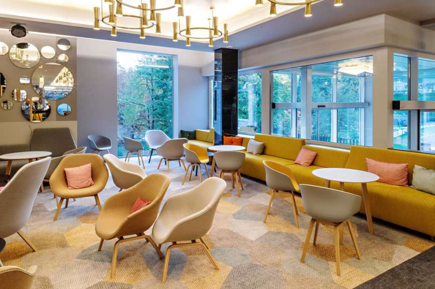 Ein Wohnzimmer mit vielen Stühlen und Tischen