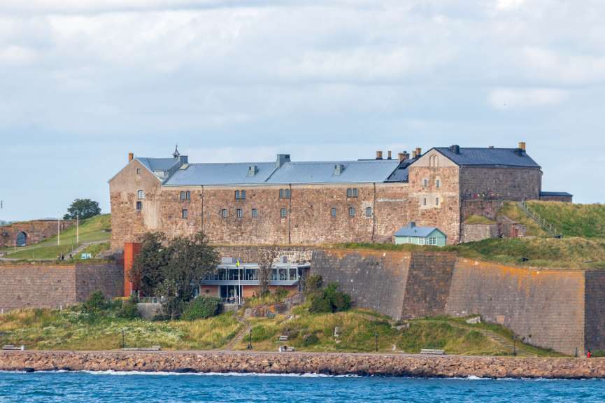 Ein großes Gebäude auf einem Hügel mit Blick auf das Meer