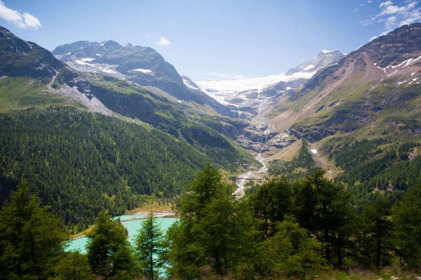 Ein See inmitten einer Bergkette mit einem Wasserfall