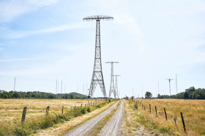Ein Feldweg mit einem großen Turm in der Ferne