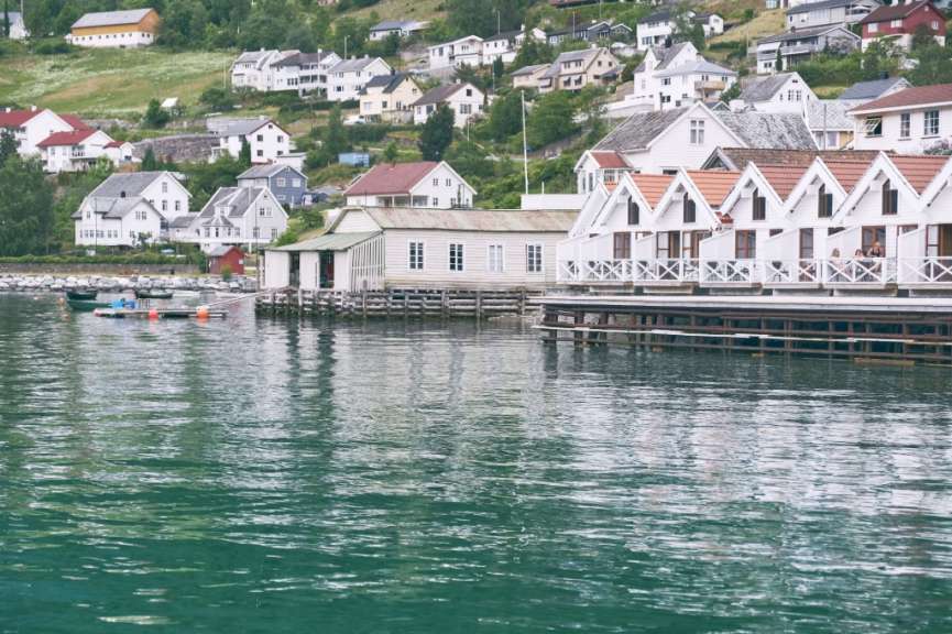 Eine Reihe von weißen Häusern neben einem See