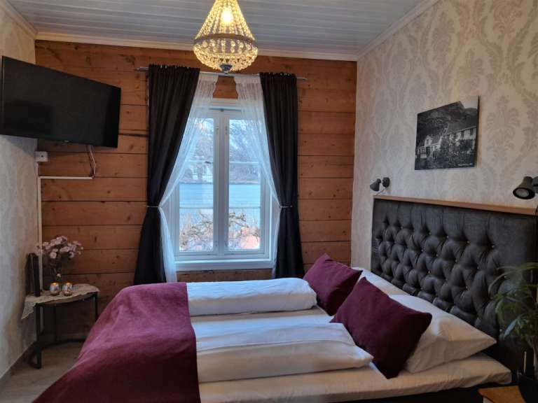 Ein Schlafzimmer mit zwei Betten und einem Fernseher