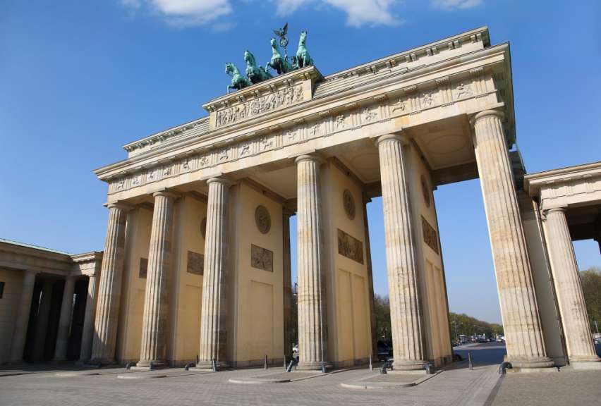 Ein großes Gebäude mit vielen Säulen und Statuen darauf