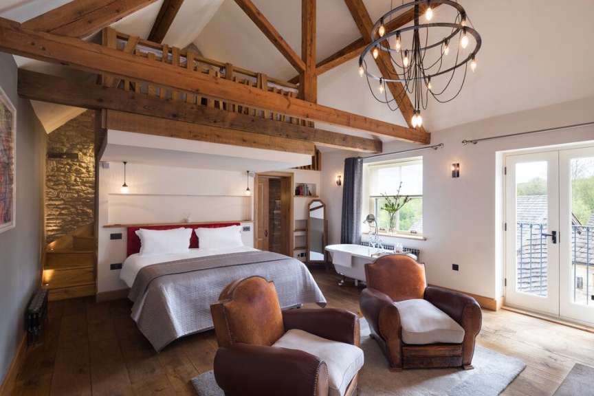 Ein Schlafzimmer mit einem Bett und zwei Stühlen