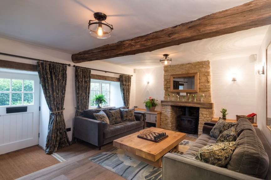 Ein Wohnzimmer mit einem Couchtisch und einem Kamin