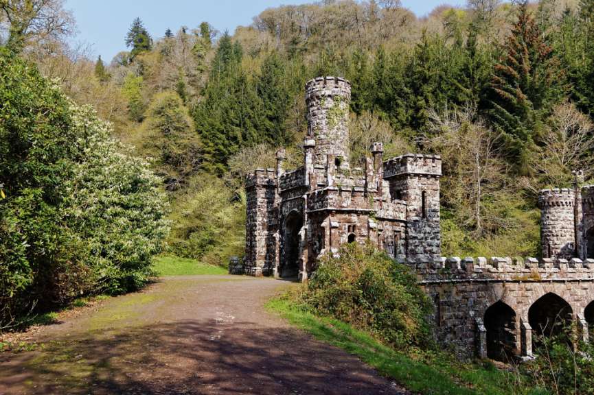 Ein altes mittelalterliches Schloss inmitten eines Waldes