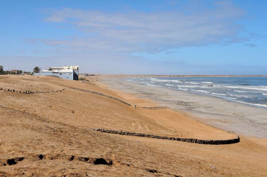 Ein Strand mit einem Gebäude in der Ferne