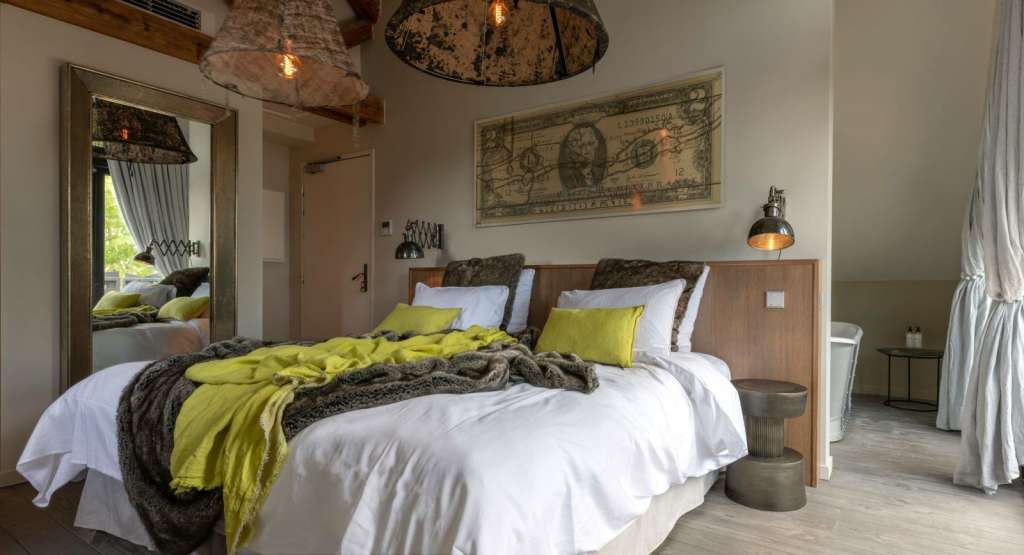 Ein Schlafzimmer mit einem Bett und einem amerikanischen Dollarschein