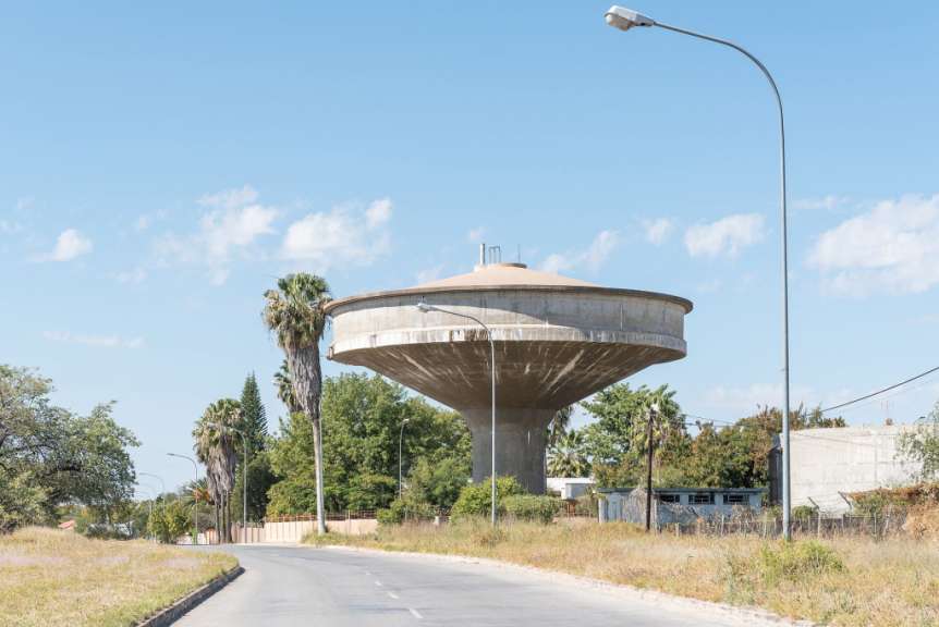 Ein Wasserturm steht an der Seite einer Straße