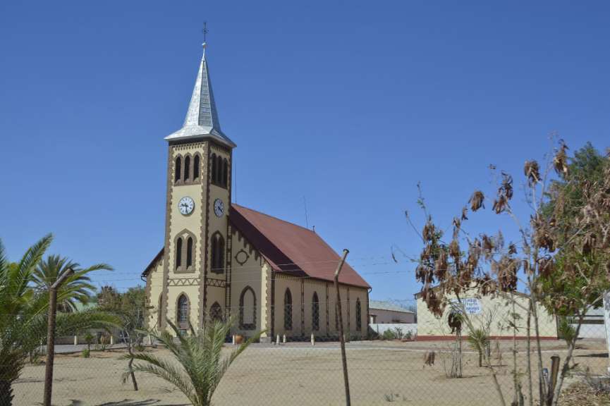 Eine Kirche mit einer Uhr auf dem Turm